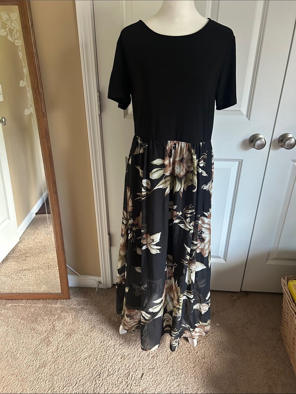 Elegant Black Floral Maxi Dress with Short Sleeves